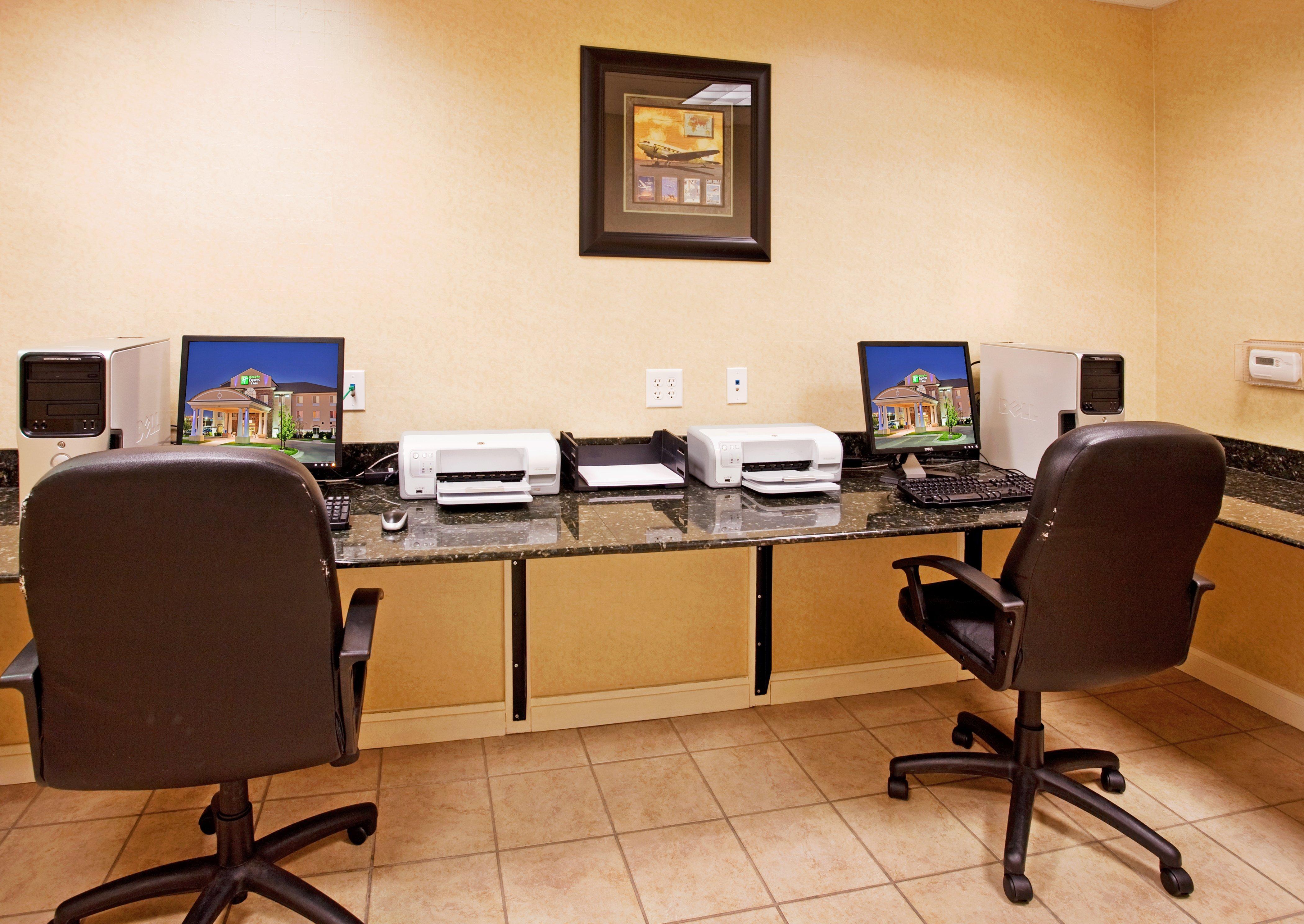 Holiday Inn Express Hotel & Suites Wichita Airport By Ihg Exterior foto